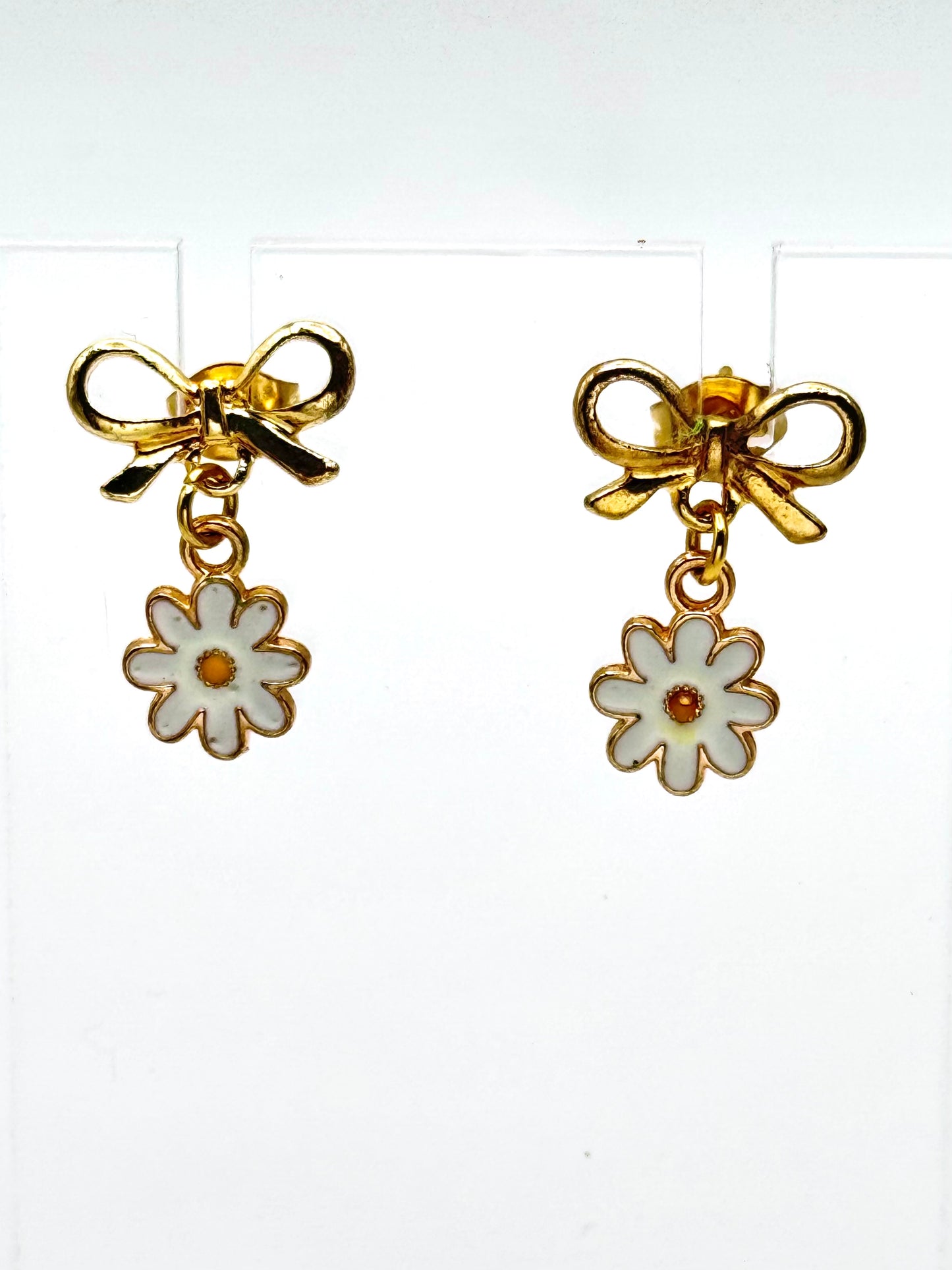 π Daisy Charm Bow Earrings