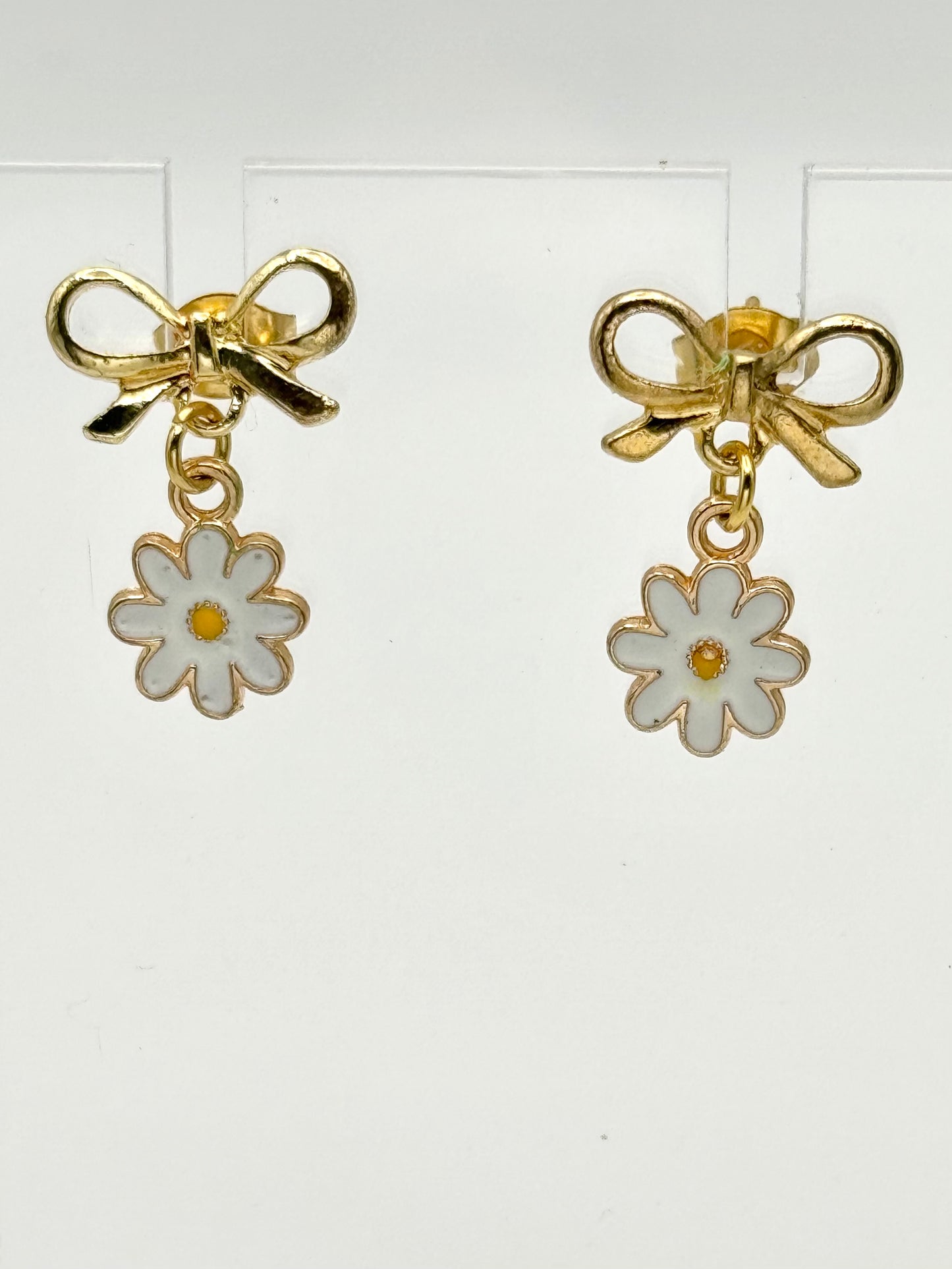 🎀 Daisy Charm Bow Earrings